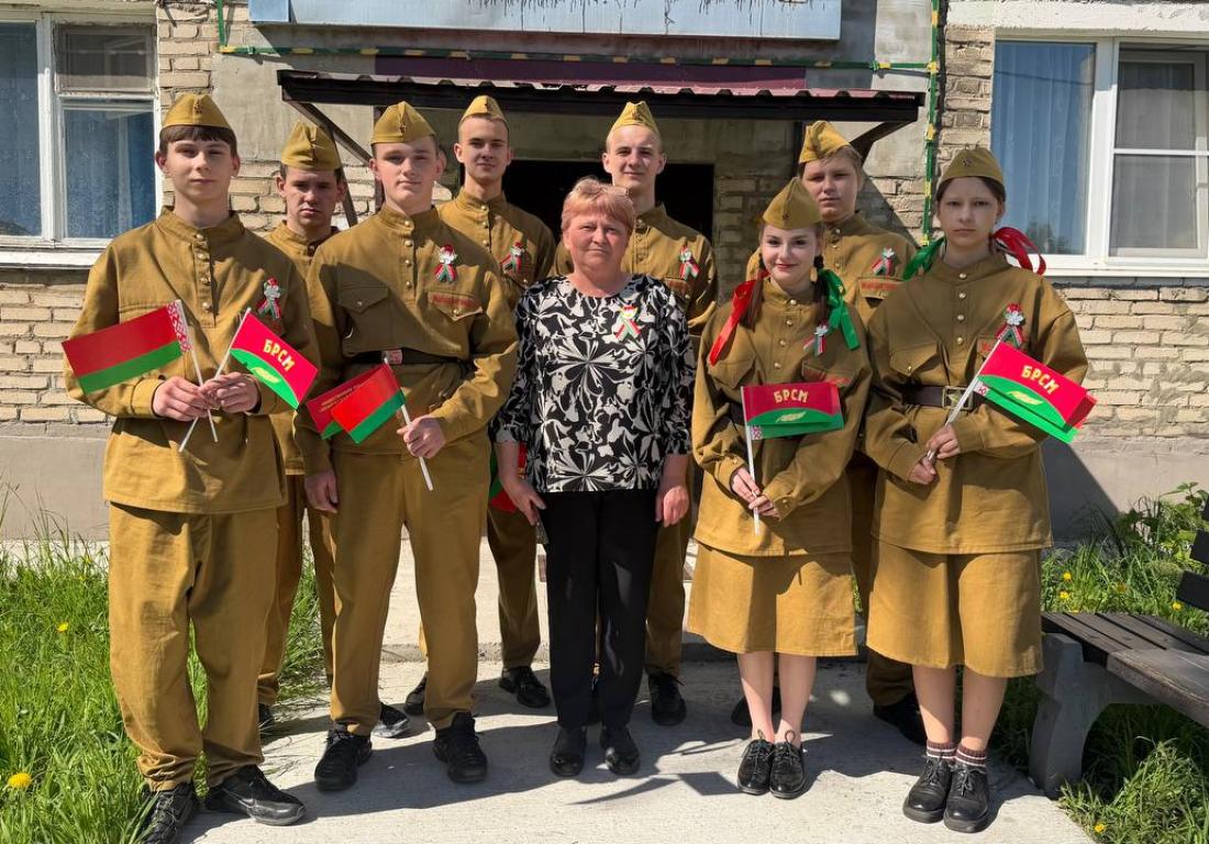 Акция «Парад под окном»